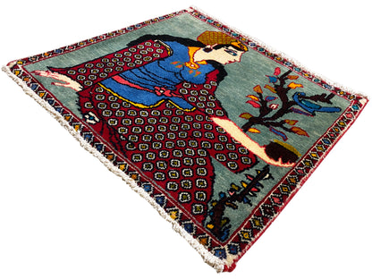 Tapis Poshti 68x63 cm en diagonale : personnage et arbre, motifs géométriques, franges sur les bords