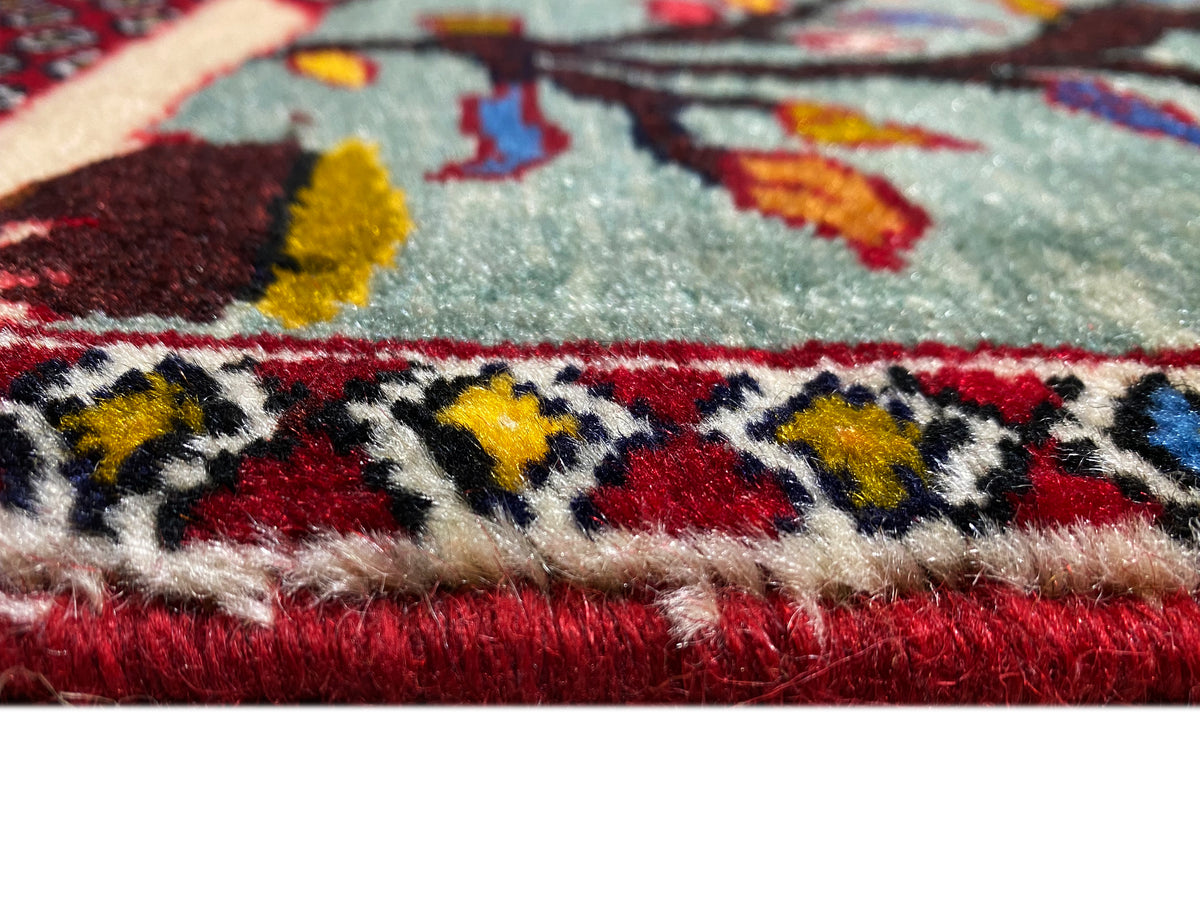 Gros plan du tapis Poshti 68x63 cm : motif tissé avec franges et bordure multicolore
