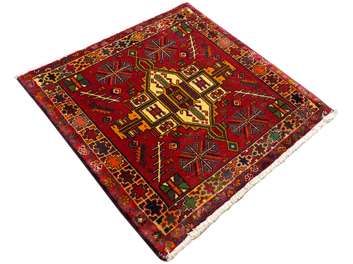 Tapis Poshti rectangulaire, motif ornemental rouge avec des détails jaunes, bleus et verts