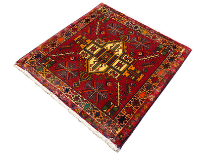 Tapis Poshti à fond rouge et motif géométrique, bordure multicolore, rectangulaire