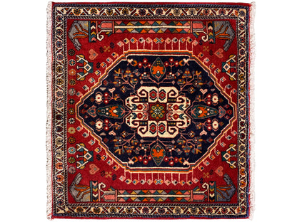 Tapis à fond rouge, médaillon bleu foncé et bordure multicolore, carré