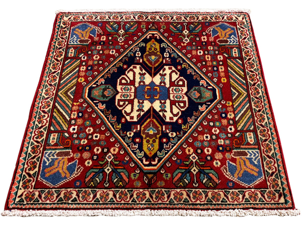 Tapis 66x62 cm avec motif rouge, cadre sombre et ornements colorés