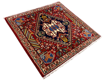Tapis 66x62 cm : vue en diagonale du médaillon avec bordure décorative et franges
