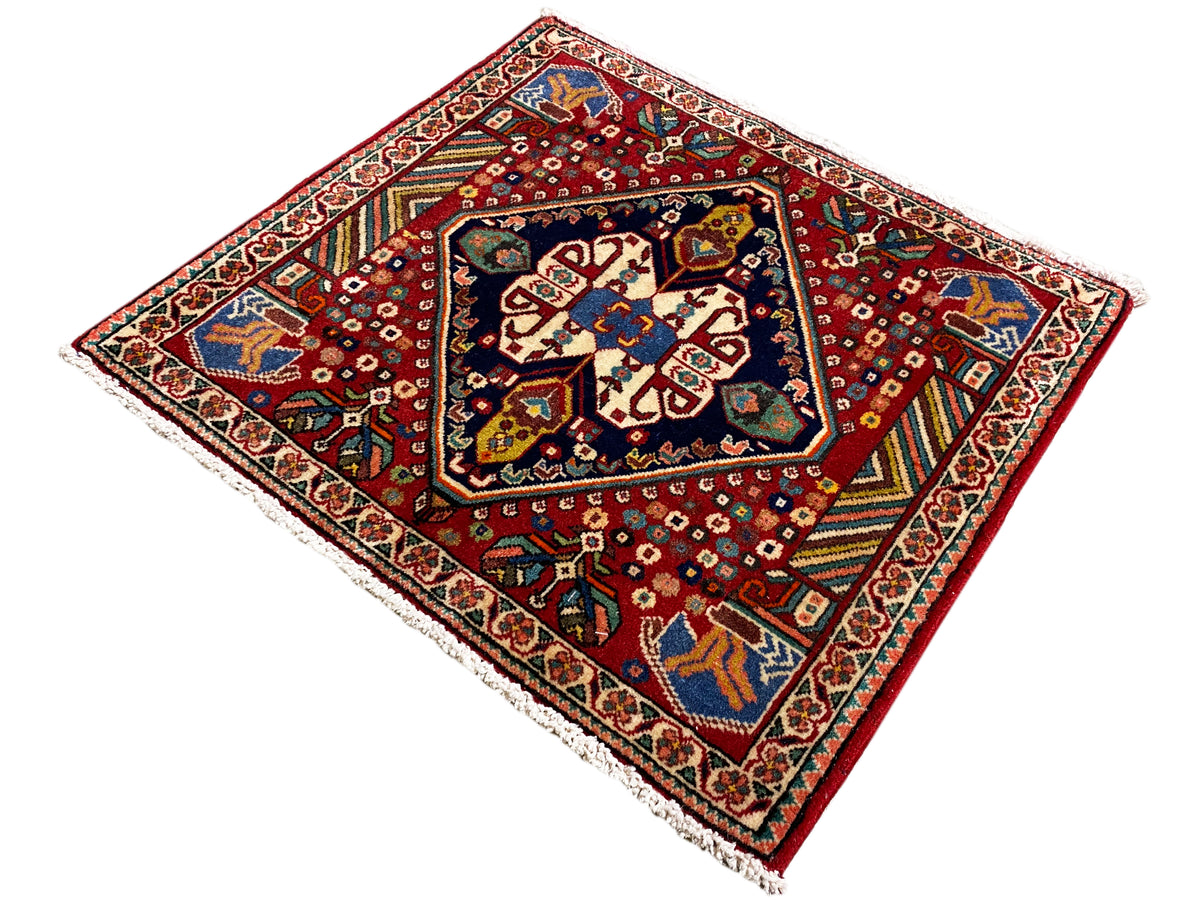 Tapis 66x62 cm, fond rouge avec des ornements bleu-vert et une frise de bordure blanche