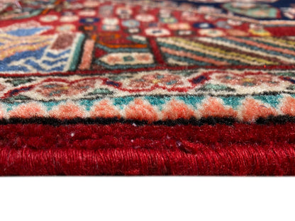 Bord de tapis : poil court sur le pourtour, avec une bordure rouge et des fils multicolores