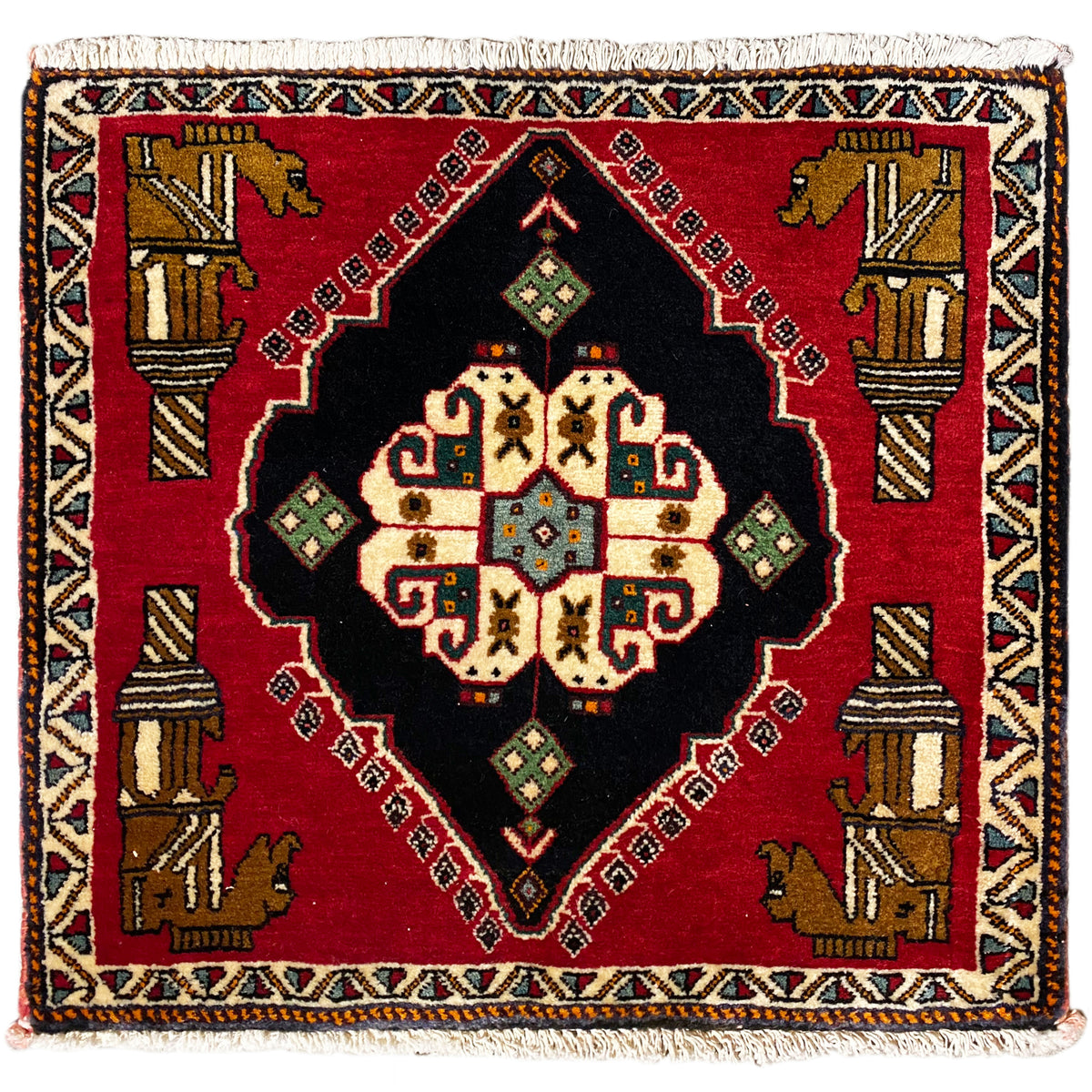 Tapis Poshti 63x55 cm : design carré, fond rouge avec médaillon noir et bordure colorée