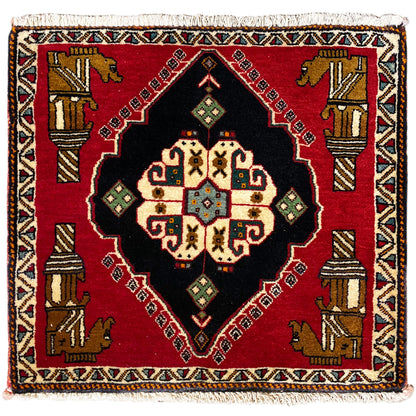Tapis Poshti 63x55 cm : design carré, fond rouge avec médaillon noir et bordure colorée