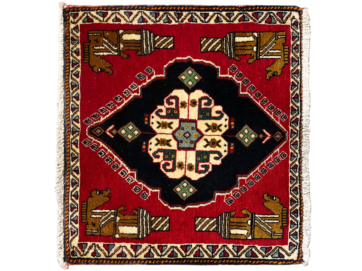 Tapis Poshti 63x55 cm : tapis rouge avec partie centrale noire et motifs géométriques colorés