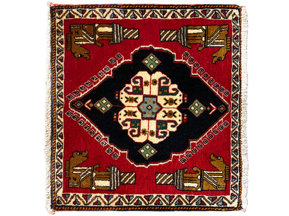 Tapis Poshti 63x55 cm : tapis rouge avec partie centrale noire et motifs géométriques colorés