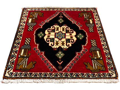 Tapis Poshti 63x55 cm : carré de tapis rouge avec médaillon ornemental noir, bordure et franges