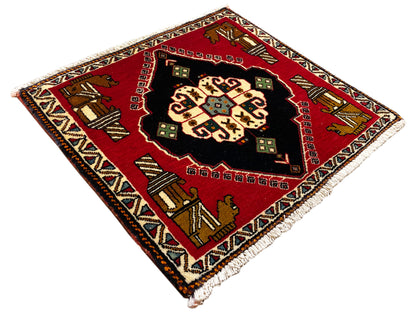 Tapis Poshti 63x55 cm : carré, posé sur la diagonale ; fond rouge avec centre noir et franges