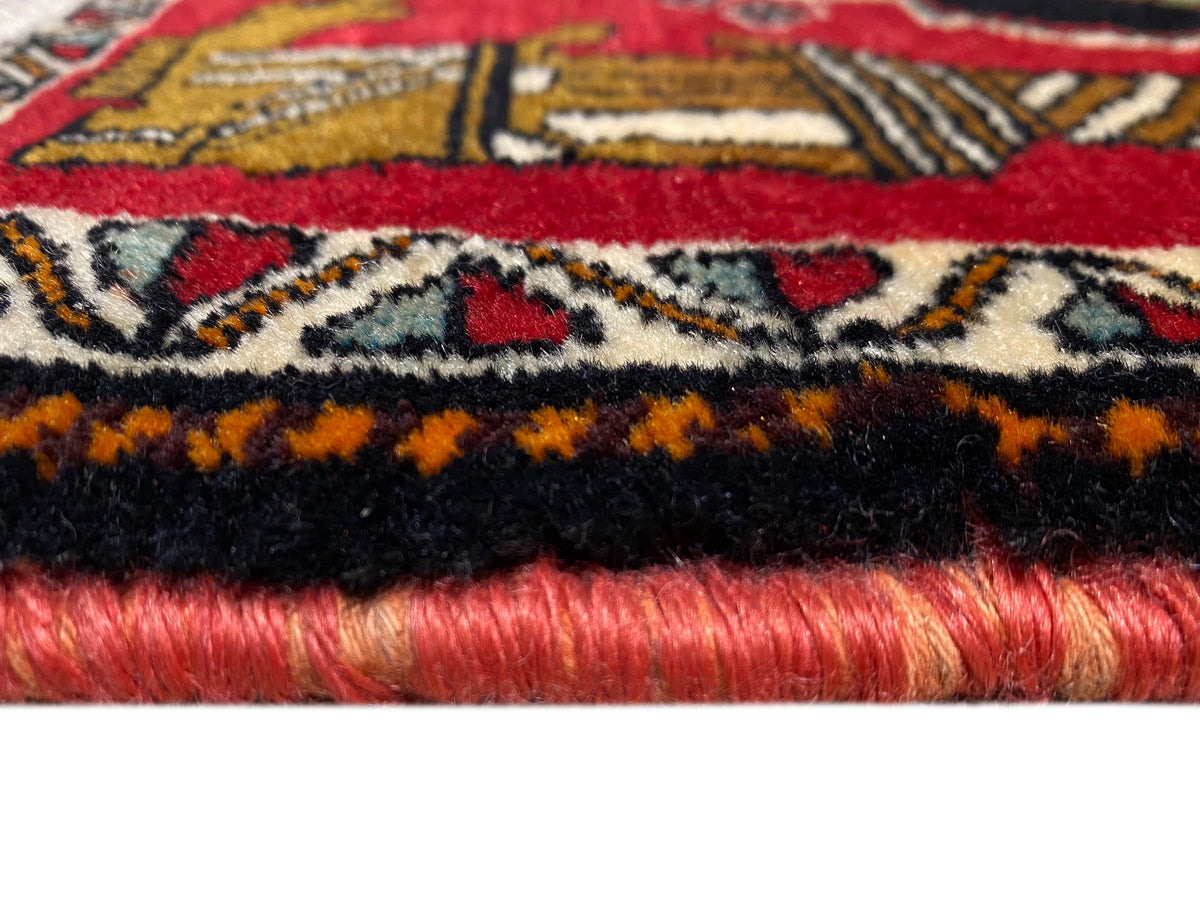 Tapis Poshti 63x55 cm : détail du bord du tapis avec franges, bordure noire et poils rouges