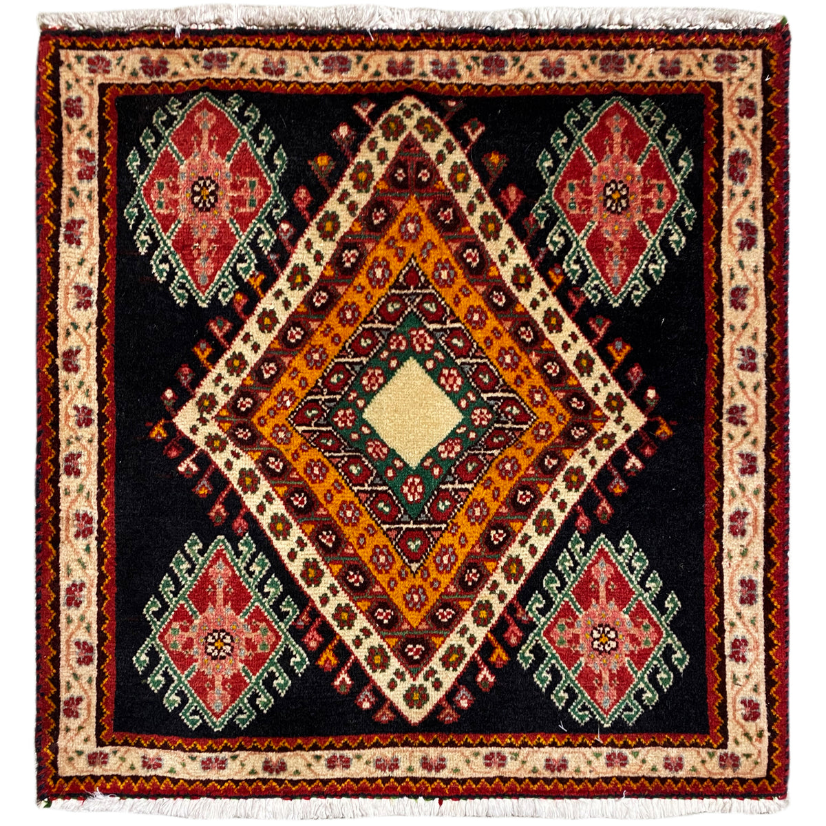Tapis Poshti de forme rectangulaire sur fond noir, avec un motif central en losange et des médaillons colorés