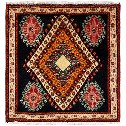 Tapis Poshti de forme rectangulaire sur fond noir, avec un motif central en losange et des médaillons colorés