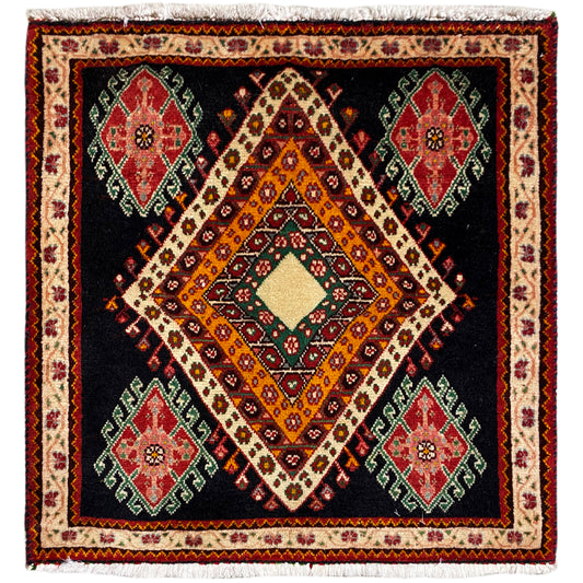 Tapis Poshti de forme rectangulaire sur fond noir, avec un motif central en losange et des médaillons colorés