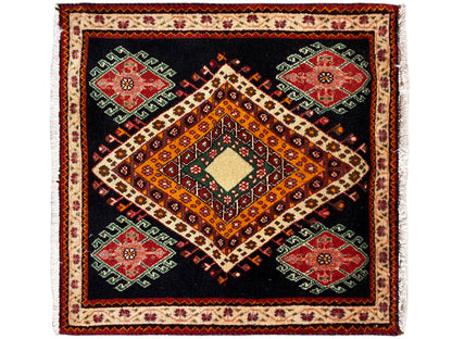Tapis Poshti à fond noir, avec un losange orange-jaune et quatre médaillons verts et rouges