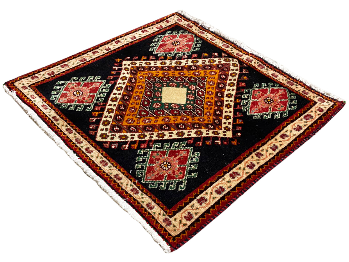 Tapis Poshti en angle de diamant sur fond noir, avec une losange blanc central et une bordure colorée
