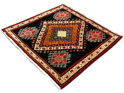 Tapis Poshti en angle de diamant sur fond noir, avec une losange blanc central et une bordure colorée
