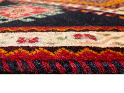 Détail du bord du tapis Poshti : bordure multicolore et franges foncées