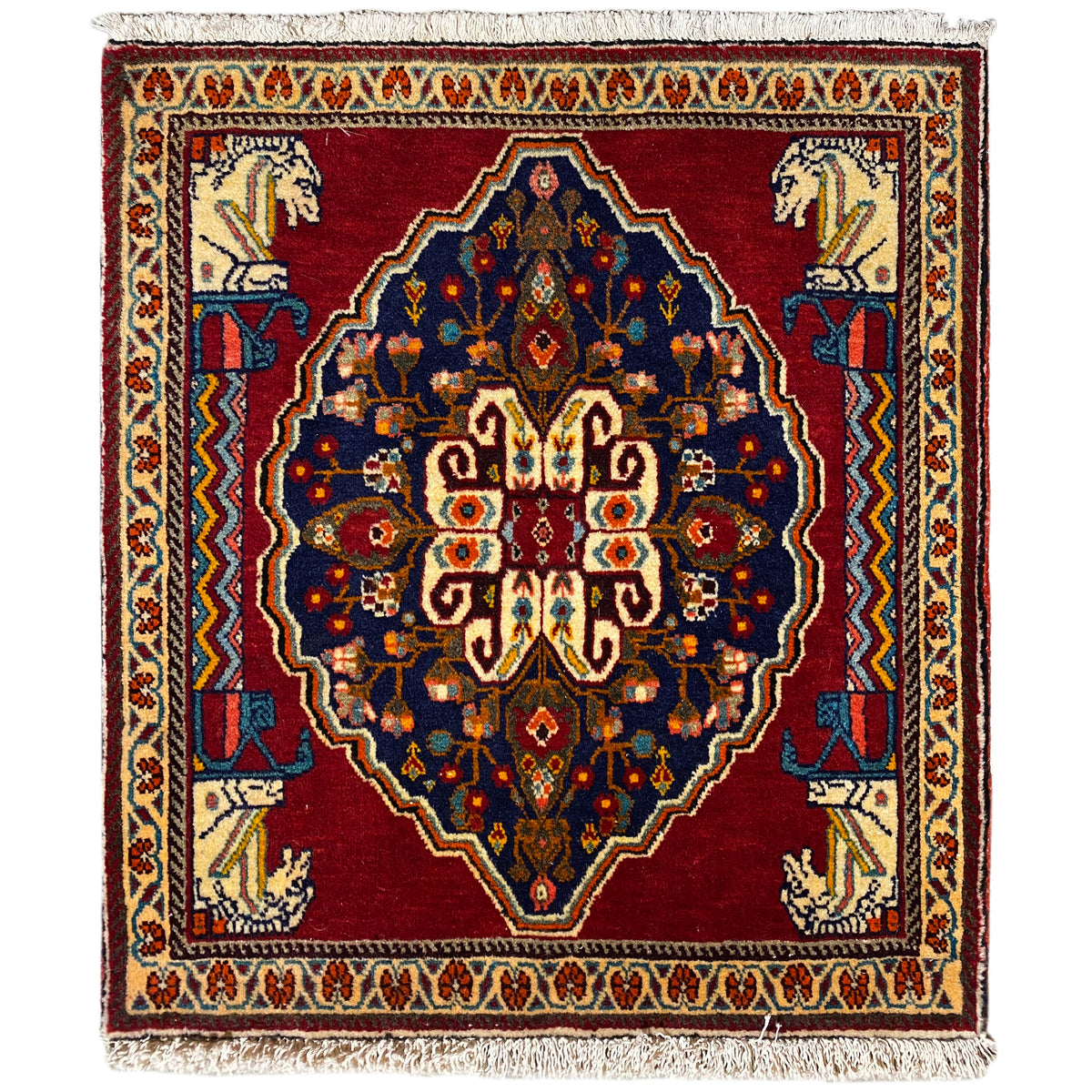 Tapis carré à fond rouge, médaillon bleu et éléments de bordure beiges