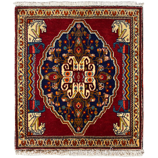 Tapis carré à fond rouge, médaillon bleu et éléments de bordure beiges