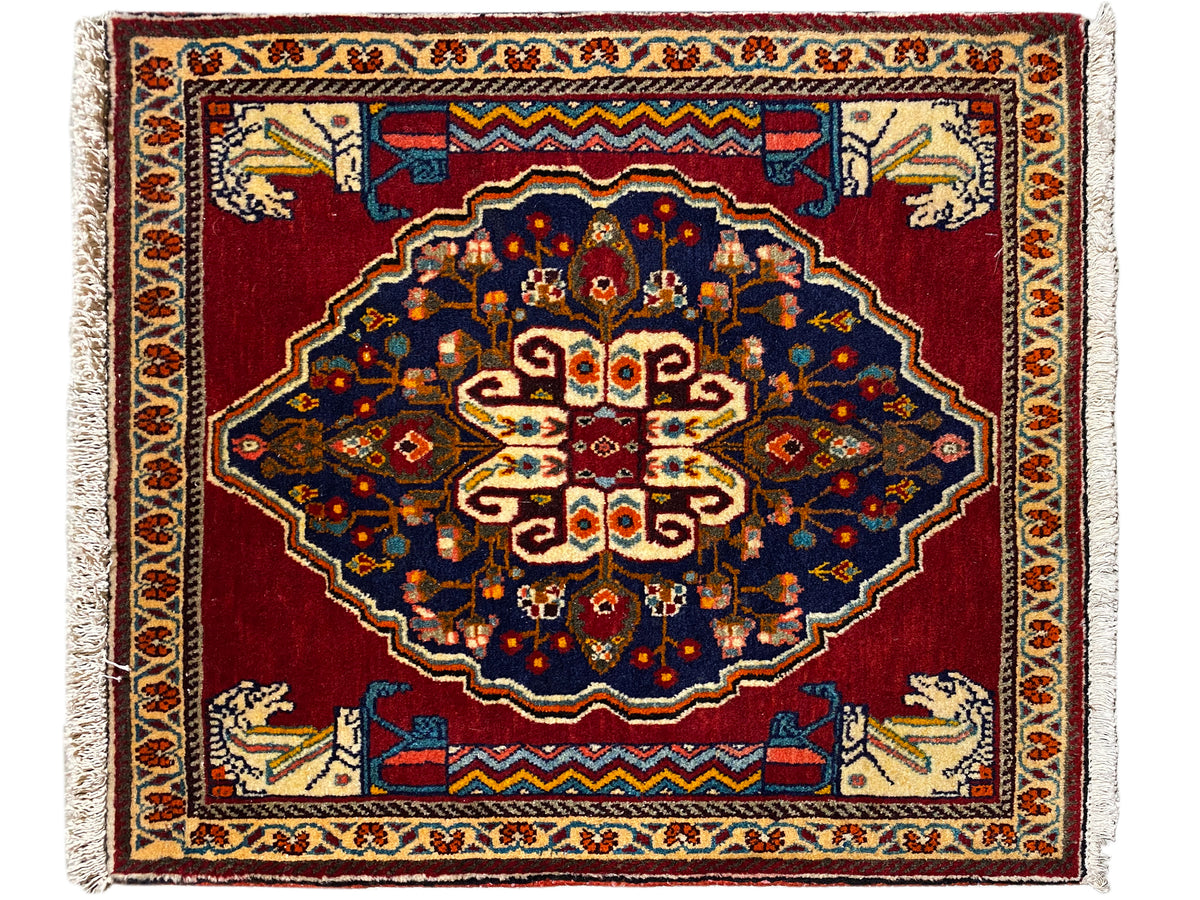 Tapis à fond rouge, ornements bleu foncé et bordures décoratives beiges, rectangulaire