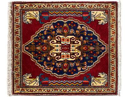 Tapis à fond rouge, ornements bleu foncé et bordures décoratives beiges, rectangulaire