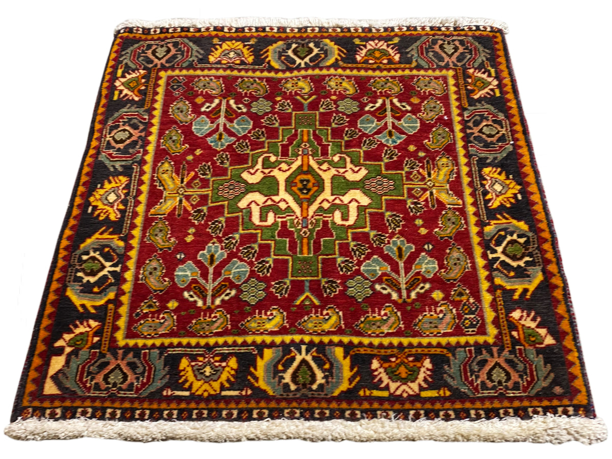 Tapis Poshti 61x61 cm, rectangulaire, rouge avec des bordures noires et dorées