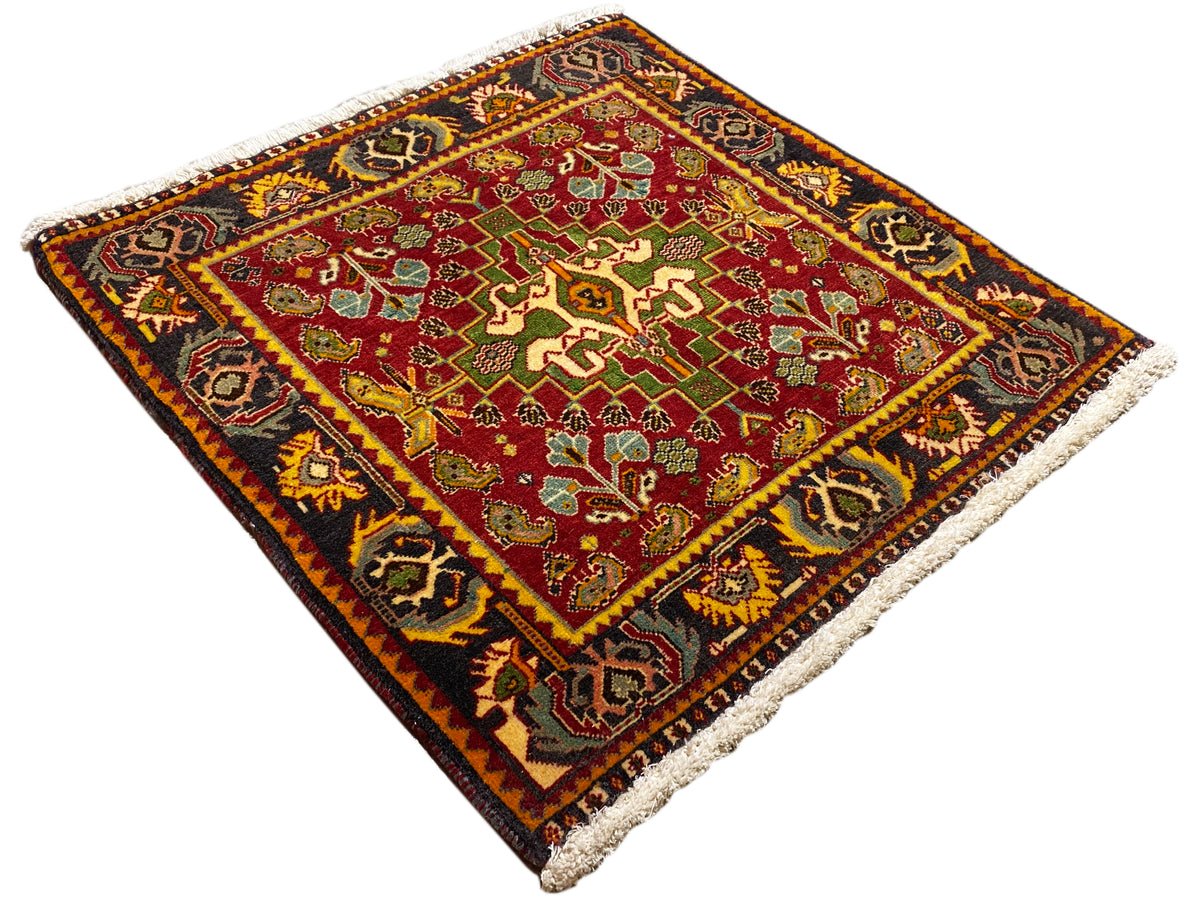 Tapis Poshti 61x61 cm en diagonale, médaillon rouge à motif géométrique