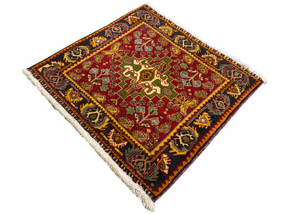 Tapis Poshti 61x61 cm, vue d’angle, rouge avec insert ornemental coloré
