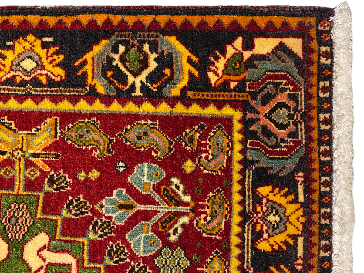 Tapis Poshti 61x61 cm, détail, champ rouge avec des ornements décoratifs colorés