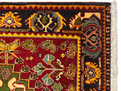 Tapis Poshti 61x61 cm, détail, champ rouge avec des ornements décoratifs colorés