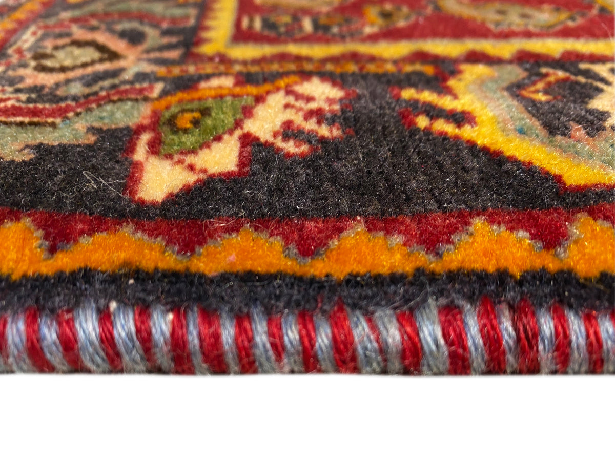 Tapis Poshti 61x61 cm en gros plan : franges et bordure multicolore sur le pourtour