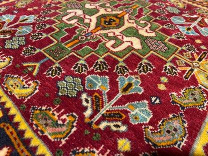 Tapis Poshti 61x61 cm, gros plan, champ rouge avec des motifs verts et bleus