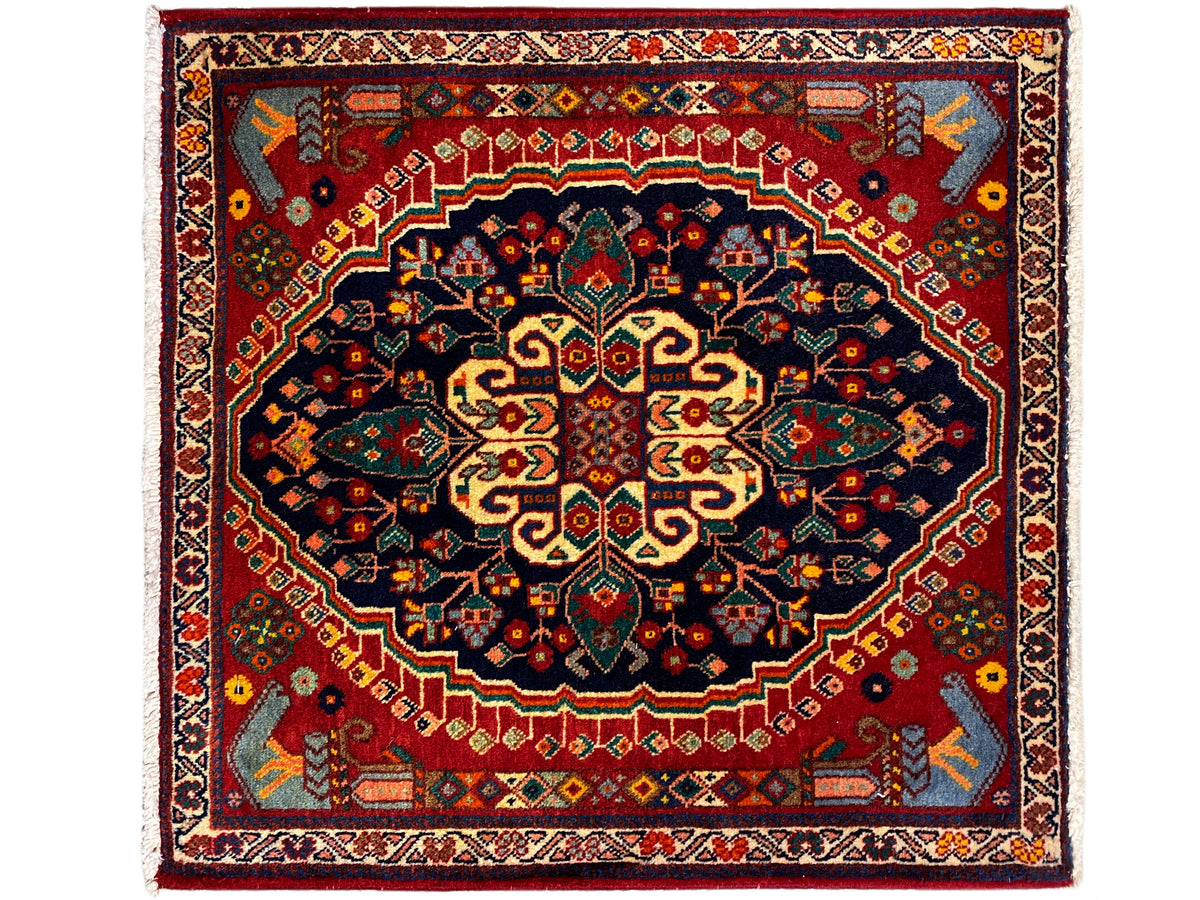 Tapis carré de 67x60 cm, champ rouge avec médaillon bleu foncé et ornements