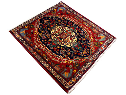 Tapis carré de 67x60 cm, champ de fond rouge avec ornementation centrale bleu foncé et dorée