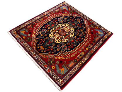 Tapis carré de 67x60 cm, champ rouge avec bordure bleu foncé et détails jaune doré