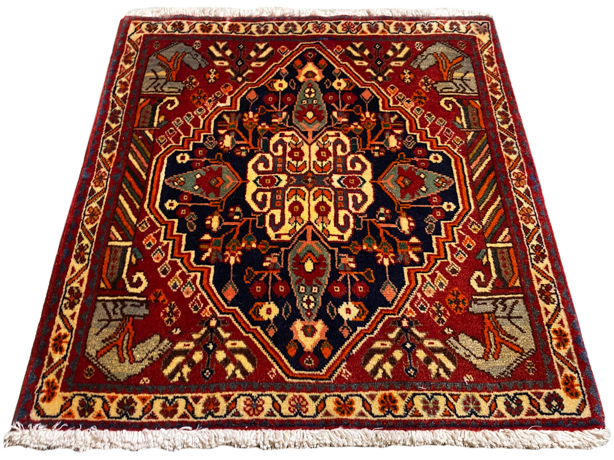 Tapis carré de 65 x 59 cm avec des ornements multicolores et une bordure périphérique