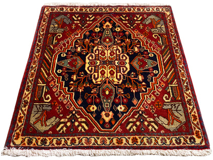 Tapis carré de 65 x 59 cm avec des ornements multicolores et une bordure périphérique