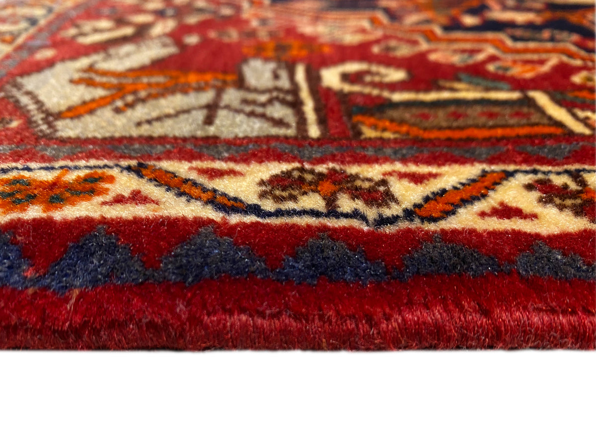 Tapis 65x59 cm, vue rapprochée : velours rouge, bordure tout autour et franges courtes
