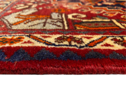 Tapis 65x59 cm, vue rapprochée : velours rouge, bordure tout autour et franges courtes
