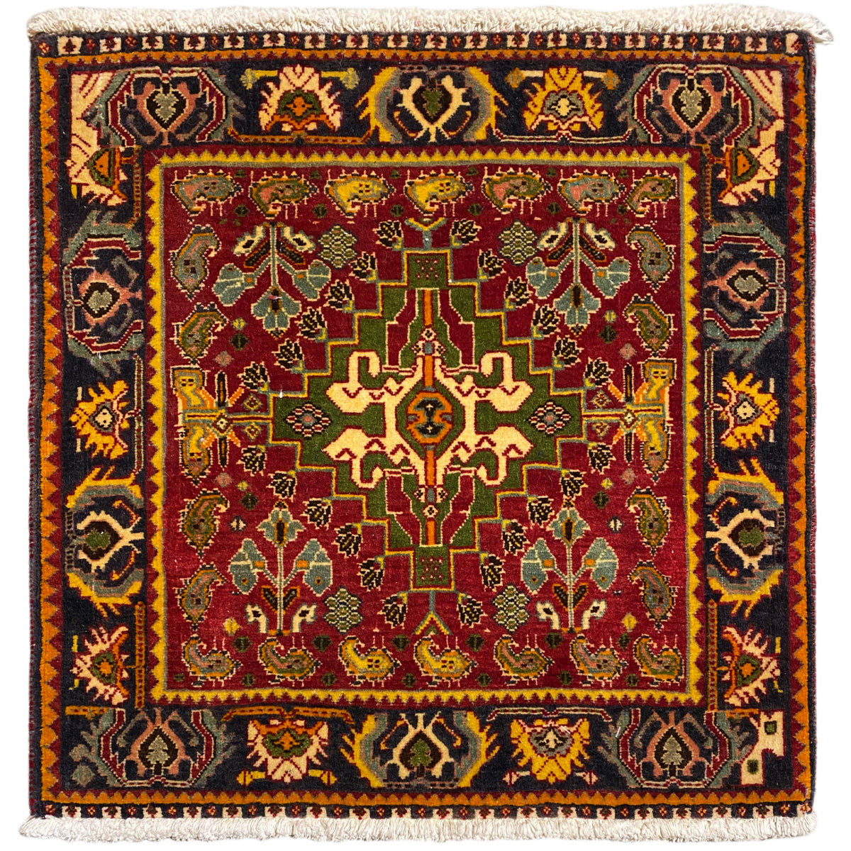Tapis à motif de médaillon rouge, détails vert-jaune et bordure sombre, liseré blanc