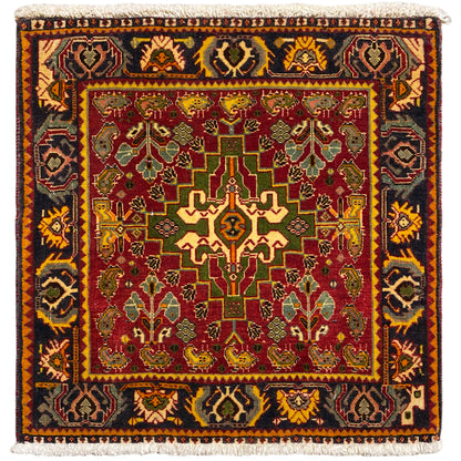 Tapis à motif de médaillon rouge, détails vert-jaune et bordure sombre, liseré blanc