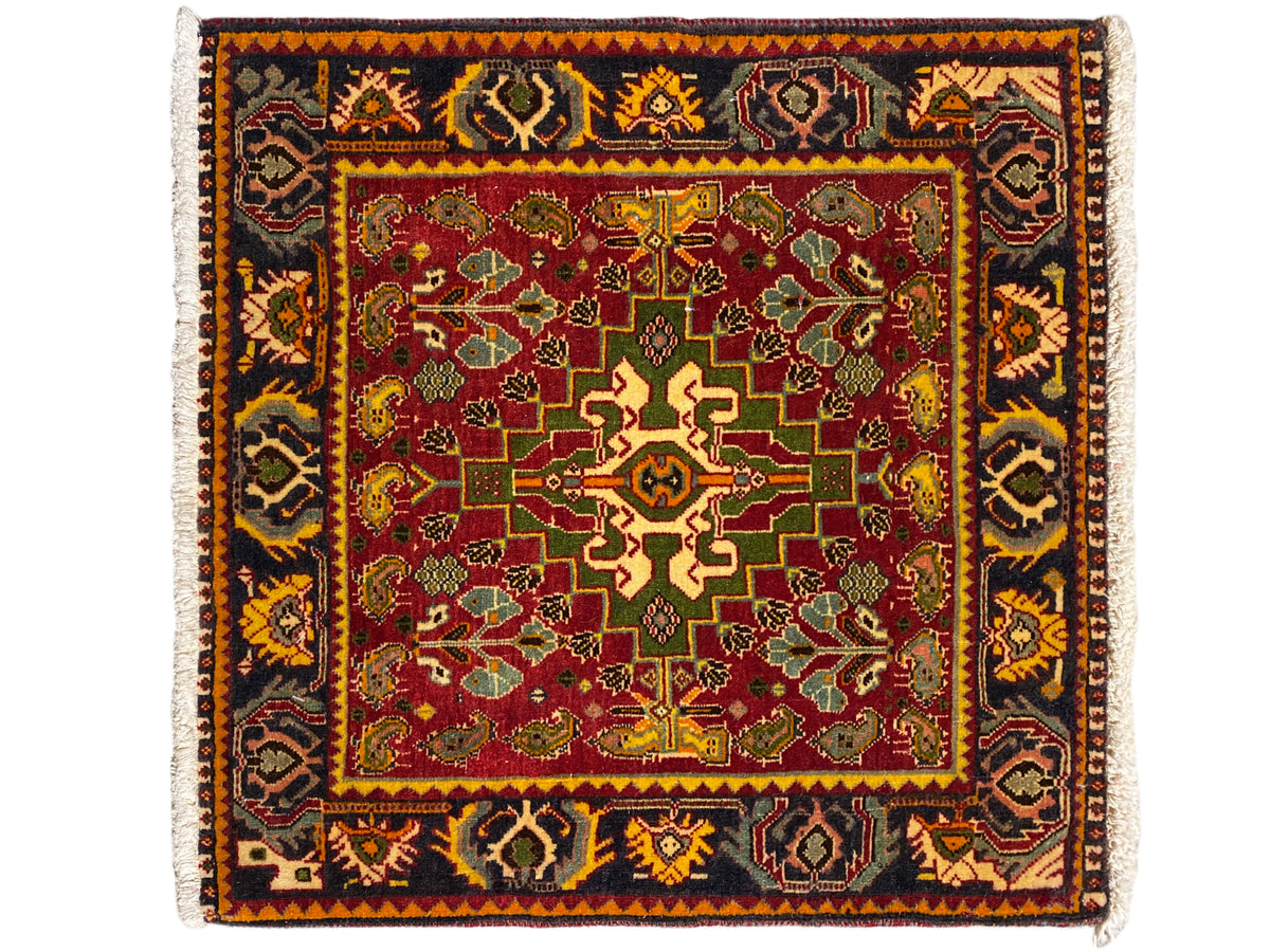 Tapis à champ intérieur rouge, ornements vert-jaune et motif de bordure sombre
