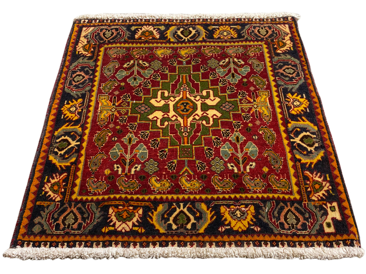 Tapis à champ intérieur rouge, ornements géométriques et courte bordure à franges