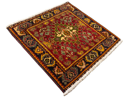Tapis en diagonale, champ à motifs rouges avec des ornements verts et une bordure décorative sombre