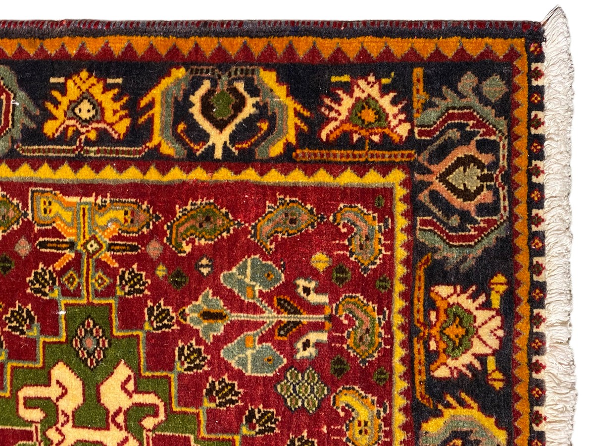Bord de tapis avec bordure sombre, losanges jaune-orange et franges blanches