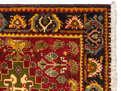 Bord de tapis avec bordure sombre, losanges jaune-orange et franges blanches