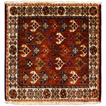 Tapis Poshti 60x55 cm à motif géométrique en rouge, marron, bleu et crème