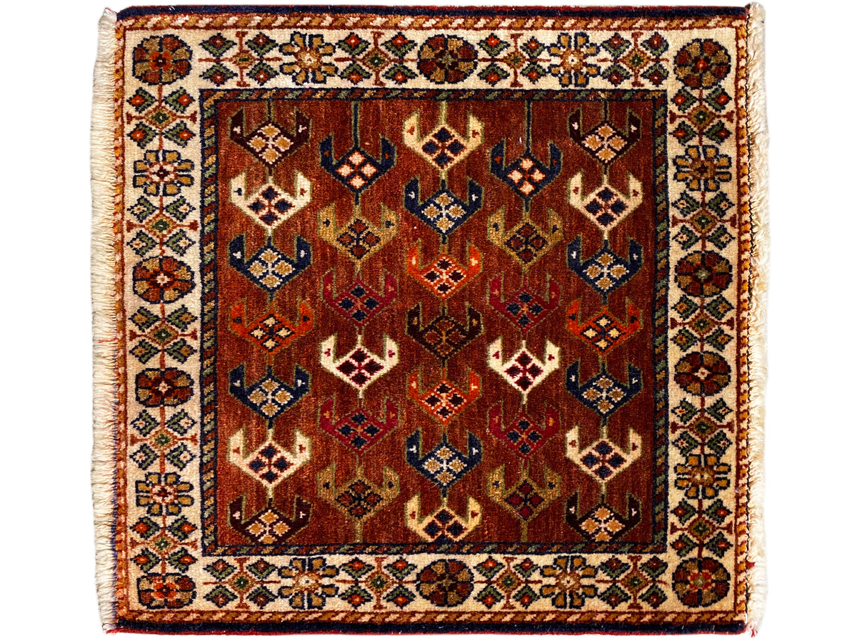 Tapis Poshti carré 60x55 cm, motifs géométriques rouge-brun, bleus et crème
